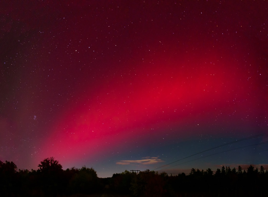 Violently ripped apart, atomic oxygen lights up red at around 250km altitude Violently ripped apart, atomic oxygen lights up red at around 250km altitude
